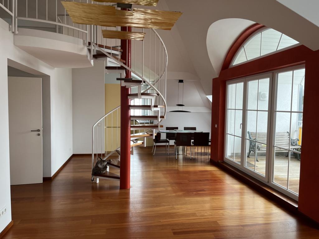 Exklusive und außergewöhnliche Dachgeschosswohnung mit Galerie zum Mieten in Gröbenzell - Foto 3