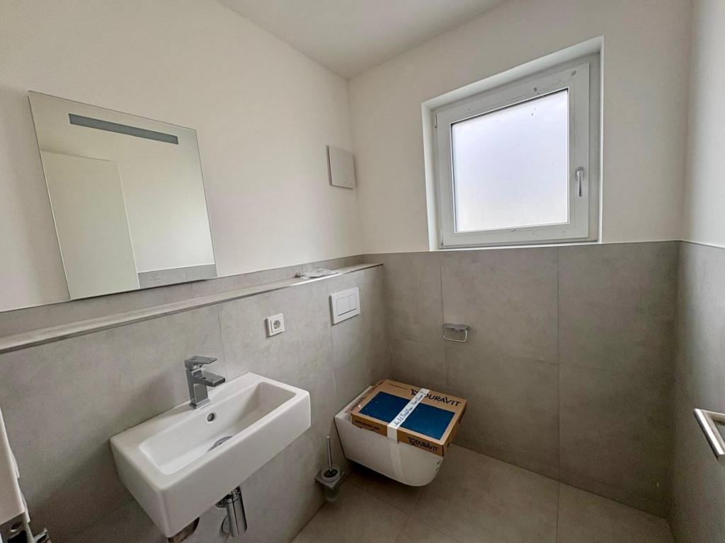 Junge, stilvolle Neubauwohnung als Erstbezug mit EBK, ablösefrei - Foto 5