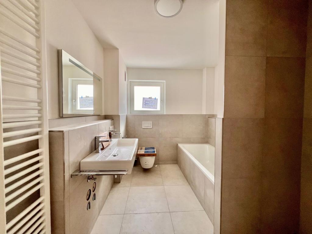 Attraktives Wohlfühlen in energieeffizientem Neubau als Erstbezug mit EBK, ablösefrei - Photo 3