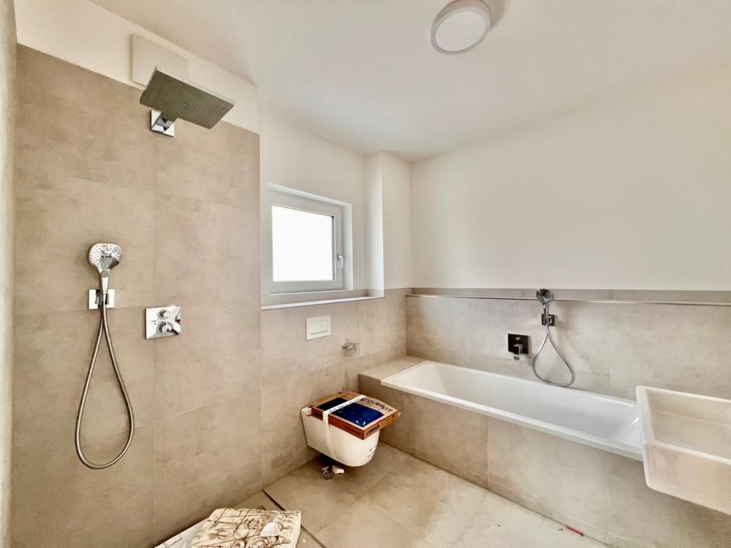 Neubau DG Wohnung - modern - pfiffig - energieeffizient - EBK ablösefrei - Photo 2