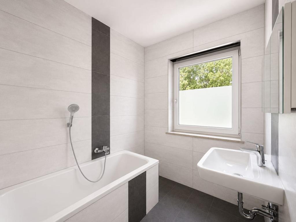 Erstbezug nach Kernsanierung: 4-Zimmer-Wohnung mit Balkon, Gartenanteil & Garage - Foto 2