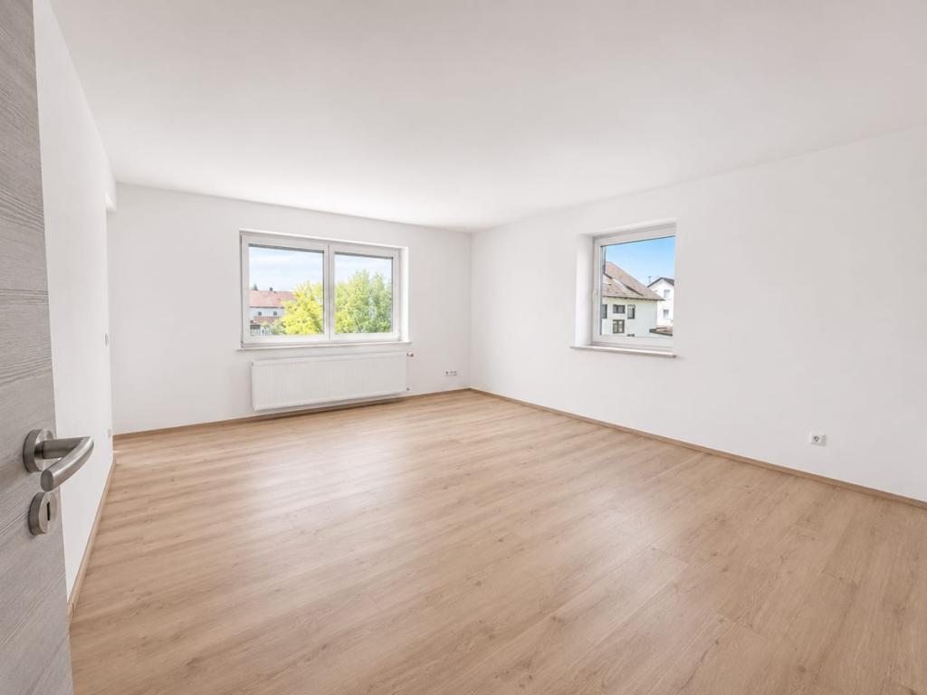 Erstbezug nach Kernsanierung: 4-Zimmer-Wohnung mit Balkon, Gartenanteil & Garage - Foto 1