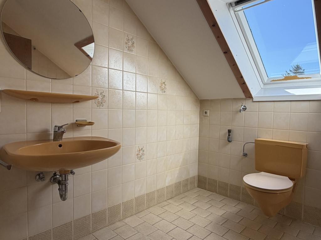 Ruhige 2-Zimmer-Dachgeschosswohnung mit Balkon und Garage in Dorschhausen - Foto 2