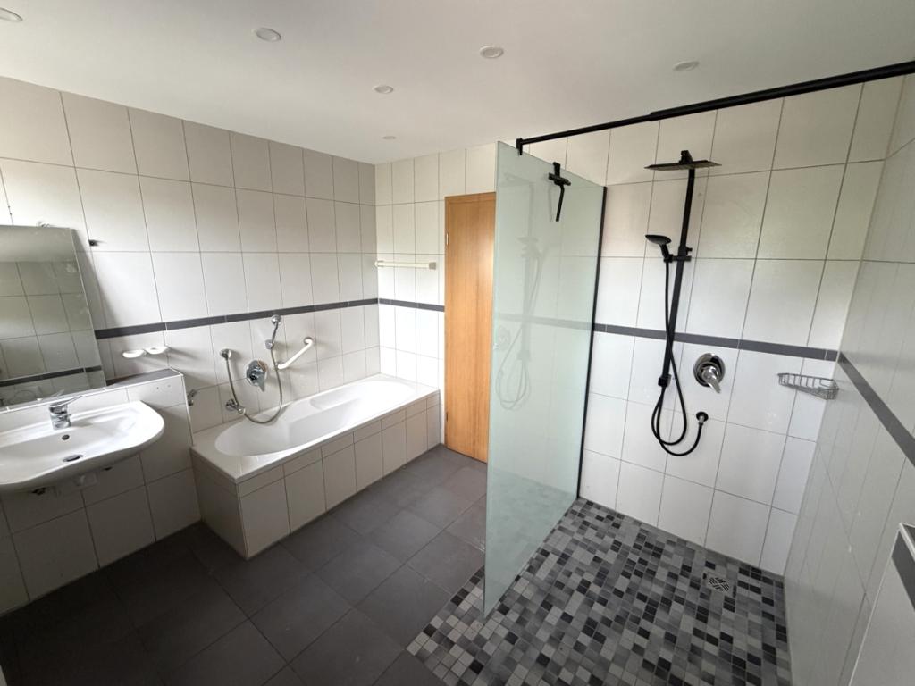Viel Platz für die Familie: 6 Zimmer, eigener Garten und zwei Stellplätze in Mickhausen - Foto 1