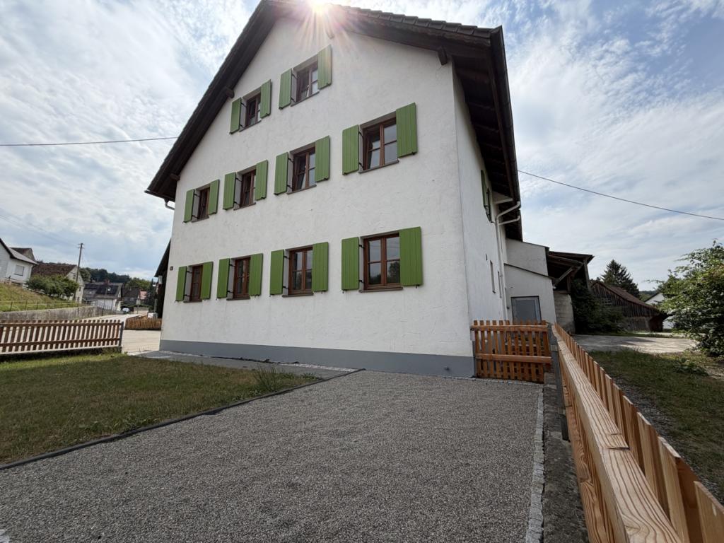 Viel Platz für die Familie: 6 Zimmer, eigener Garten und zwei Stellplätze in Mickhausen - Foto 3