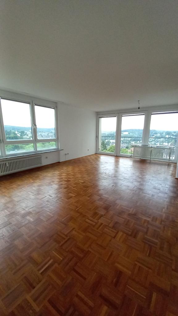 Wohn-Ess-Arbeitszimmer mit Glasschiebetür+Balkon.jpg