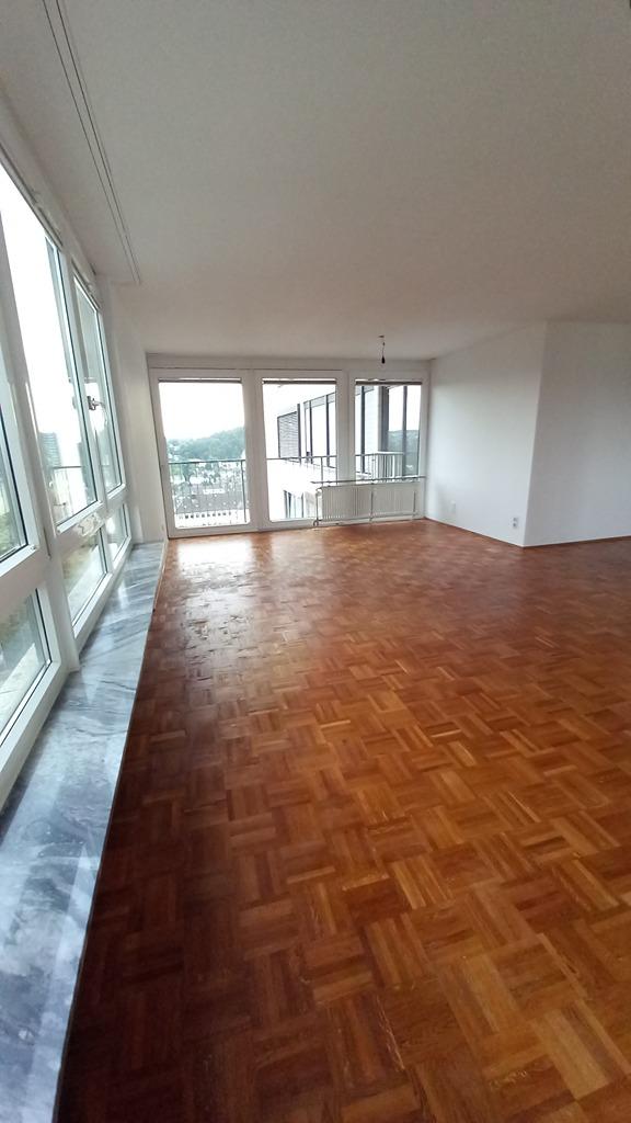 Wohn-Ess-Arbeitszimmer mit Glasschiebetür+Balkon2.jpg