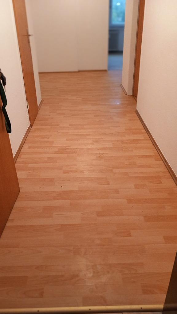 großzügiger Flur mit Platz für Einbauschrank.jpg