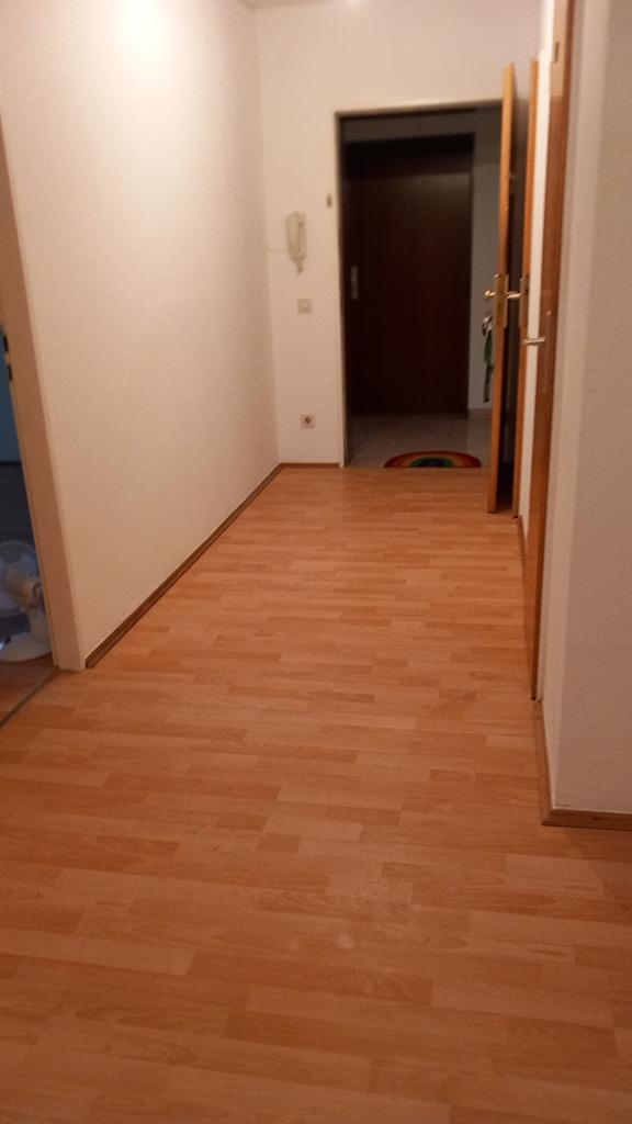 großzügiger Flur mit Platz für Einbauschrank2.jpg