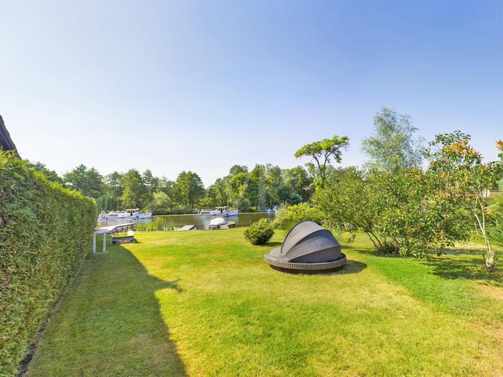 Blick in den Garten und auf die Uferzone