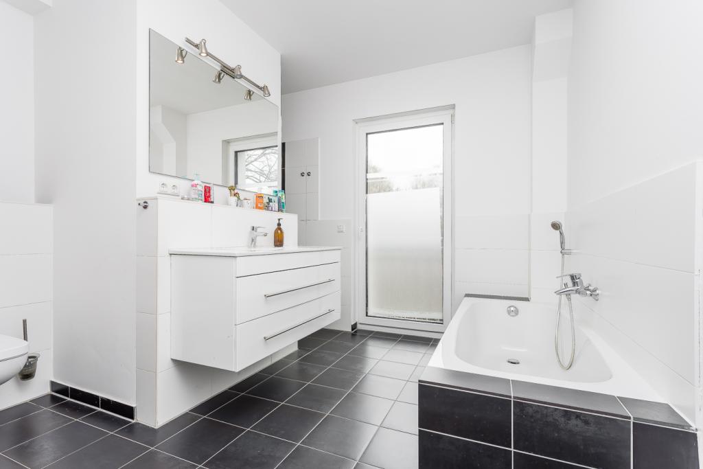Familienbad im OG mit Dusche, Badewanne und separater Wäschekammer