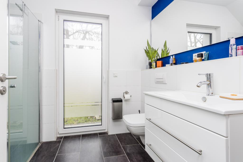 Gäste-WC mit Dusche im EG