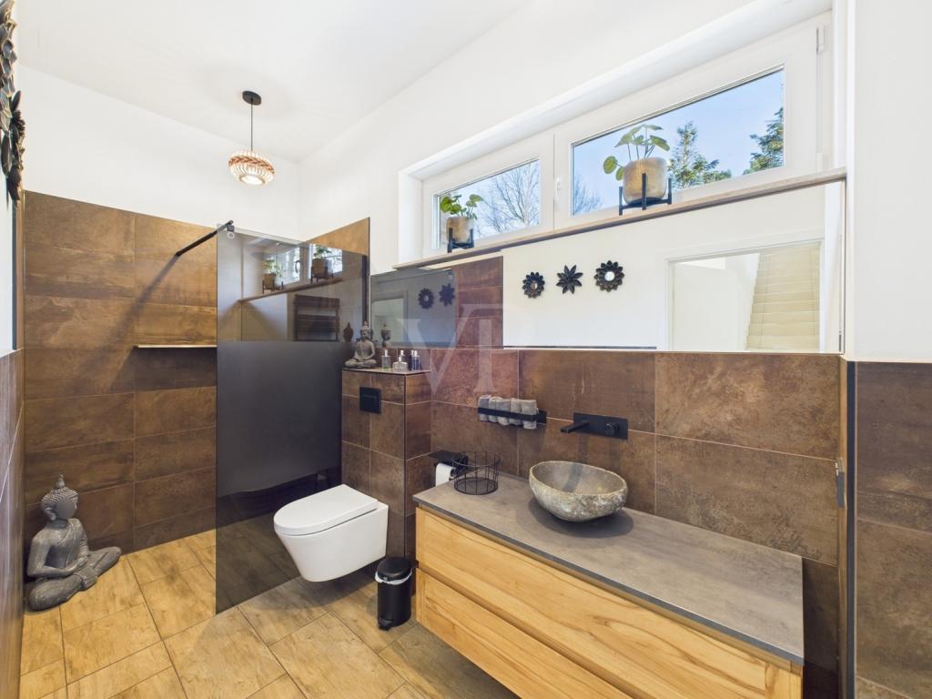 Badezimmer mit ebenerdiger Dusche EG