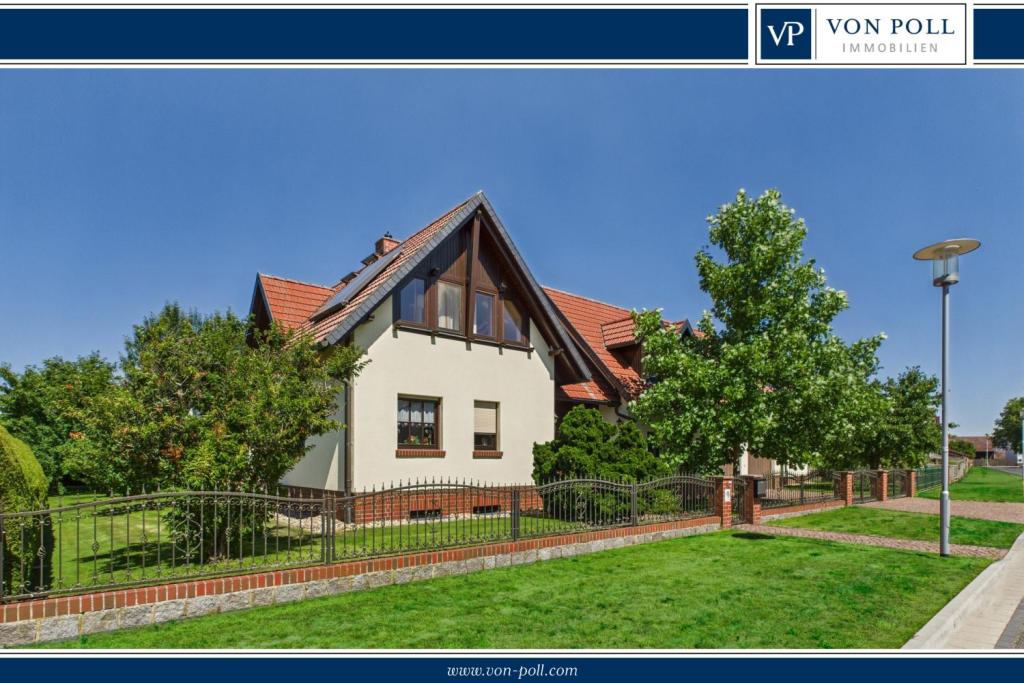 Blick von der Straße auf das Haus