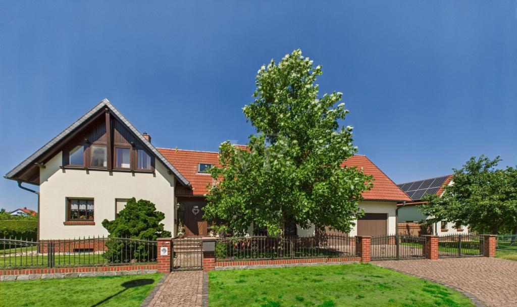 Straßenansicht Haus mit Doppelgarage