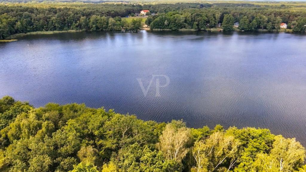 Drohnenaufnahme mit Blick auf den See