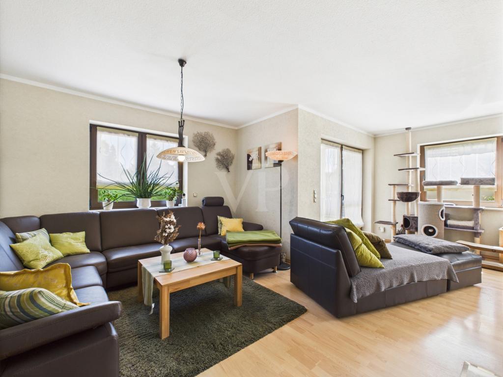 Offener Wohn- Essbereich mit Kamin und Austritt zur Terrasse