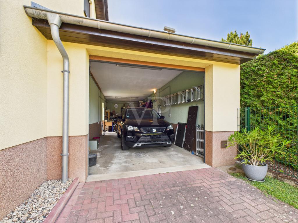 Massive Garage mit direktem Zugang zum Haus und elektrischem Tor 