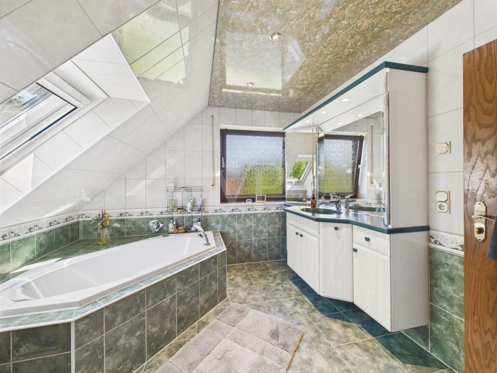 Masterbad mit Wanne und Dusche im Obergeschoss
