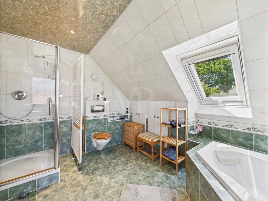 Masterbad mit Wanne und Dusche im Obergeschoss 