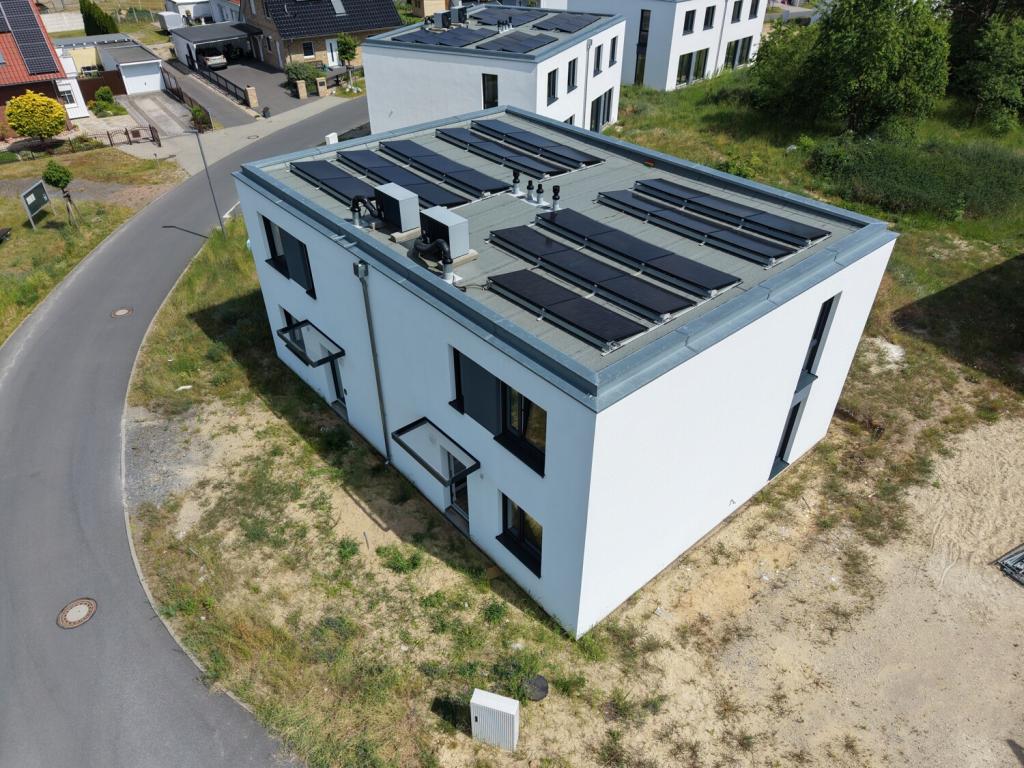 ERSTBEZUG: Wärmepumpe, Photovoltaikanlage, Fußbodenheizung, lichtdurchflutet - Doppelhaushälfte - Photo 4