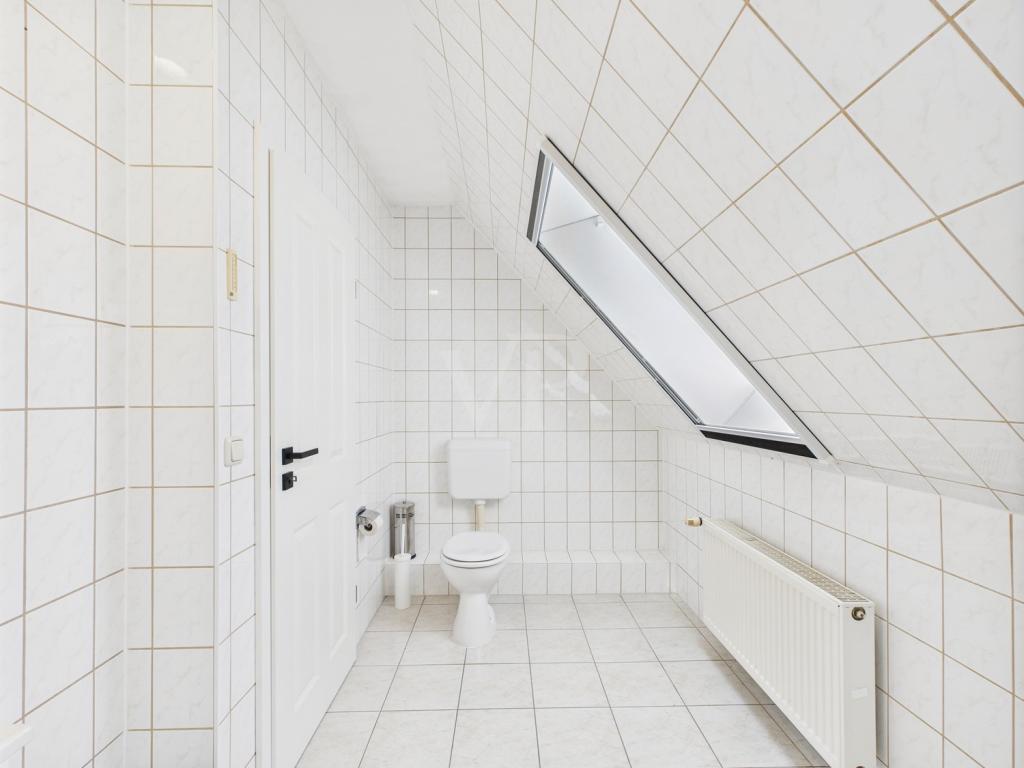 Helles Masterbad mit Wanne, Dusche und WC im Obergeschoss