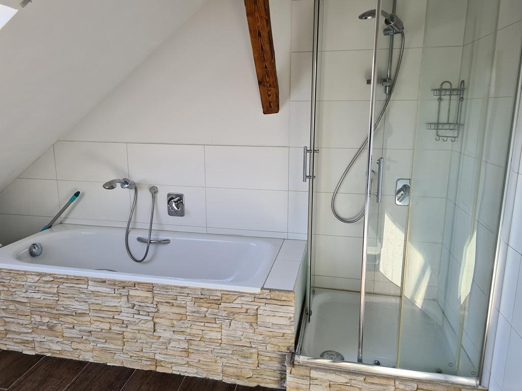Badewanne und Dusche.jpg
