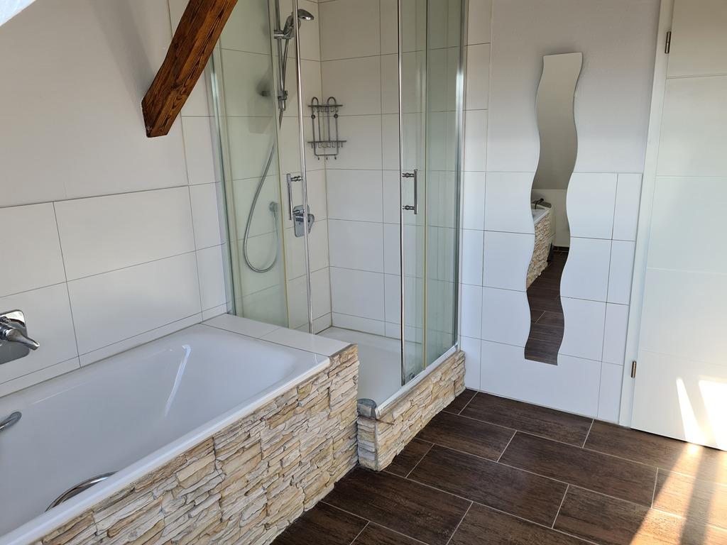 Badewanne und Dusche.jpg