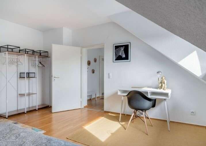 Komplett möblierte 2-Zimmer-Wohnung in Frankfurt-Niederrad - Photo 2