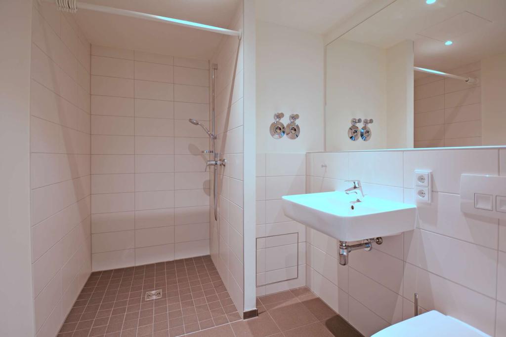 Neubau: Möblierte 2-Zimmer-Wohnung mit Terrasse - Foto 5