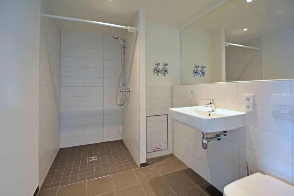 Neubau: Teilmöblierte 2-Zimmer-Wohnung mit Dachterrasse - Foto 5
