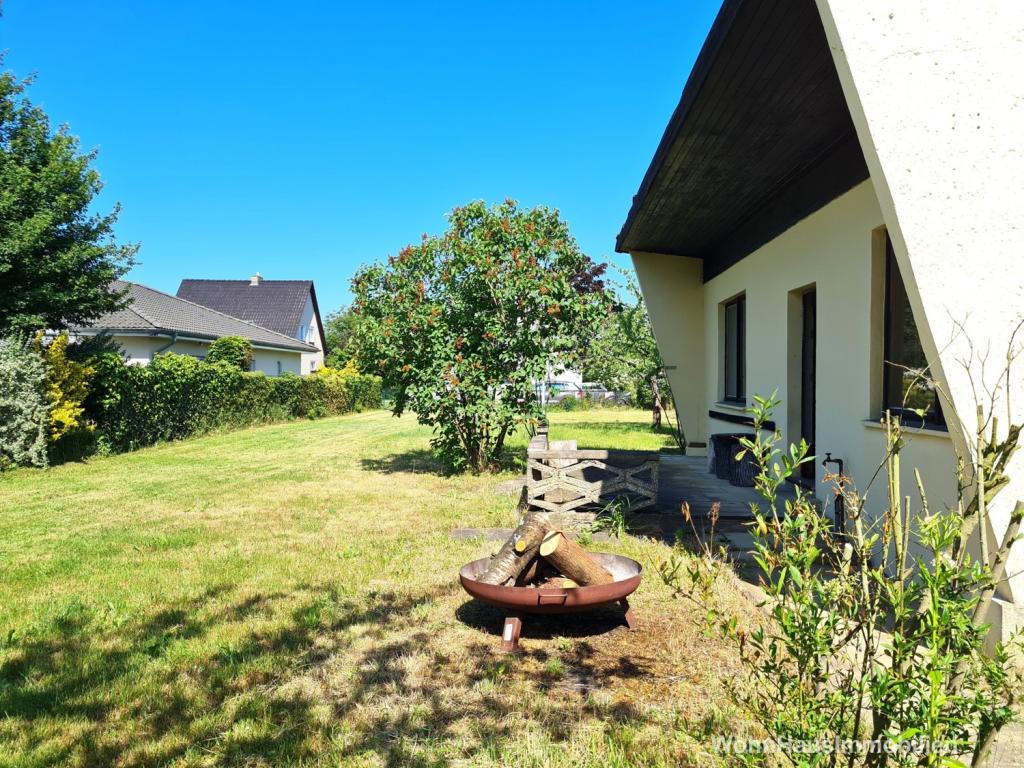 Terrasse und Feuerschale vor dem Bungalow