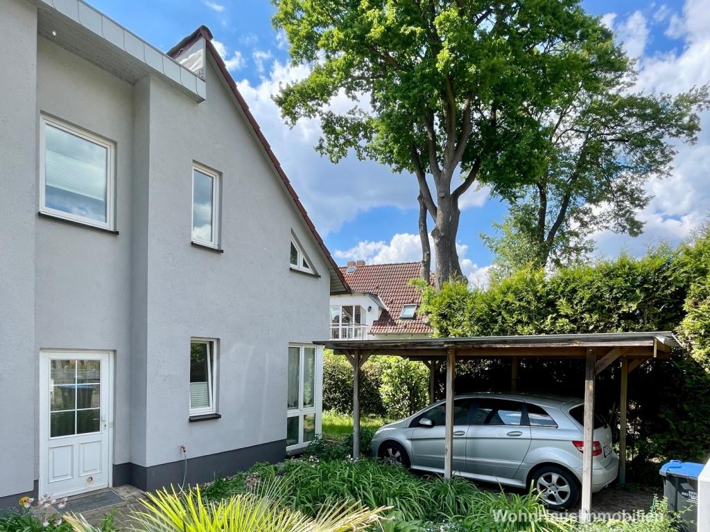 In der linken Haushälfte mit Stellplatz davor