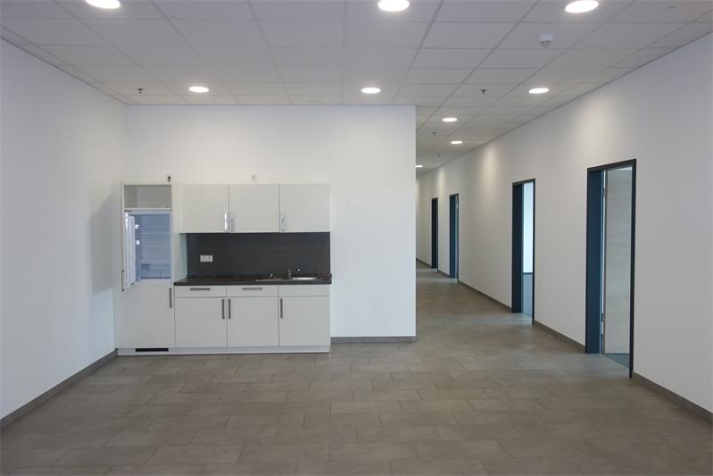 Empfangsbereich mit offener Kü