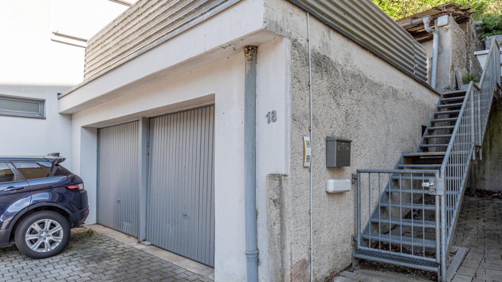 Hauseingang und Garage