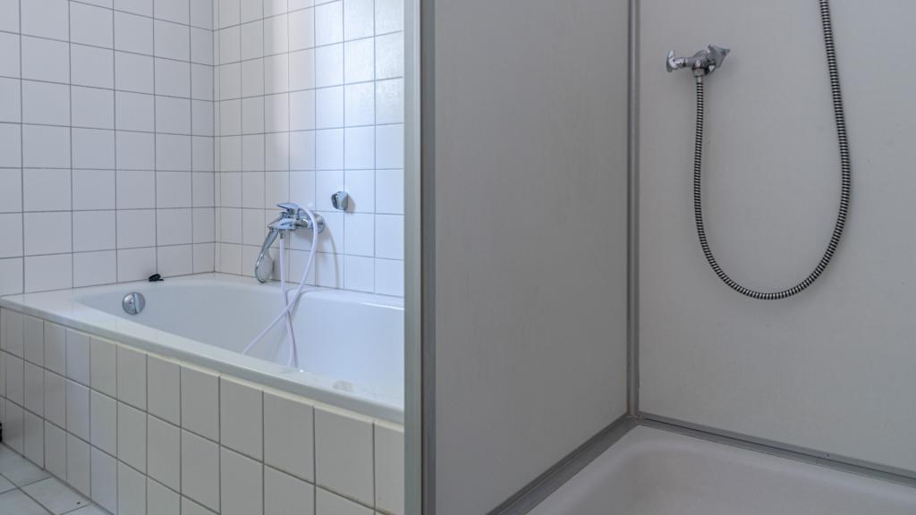 Badezimmer mit Dusche und Badewanne