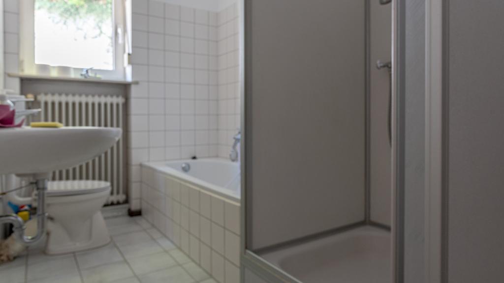 Badezimmer mit Dusche und Badewanne