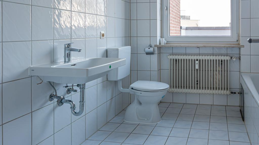 Waschbecken und Toilette neu