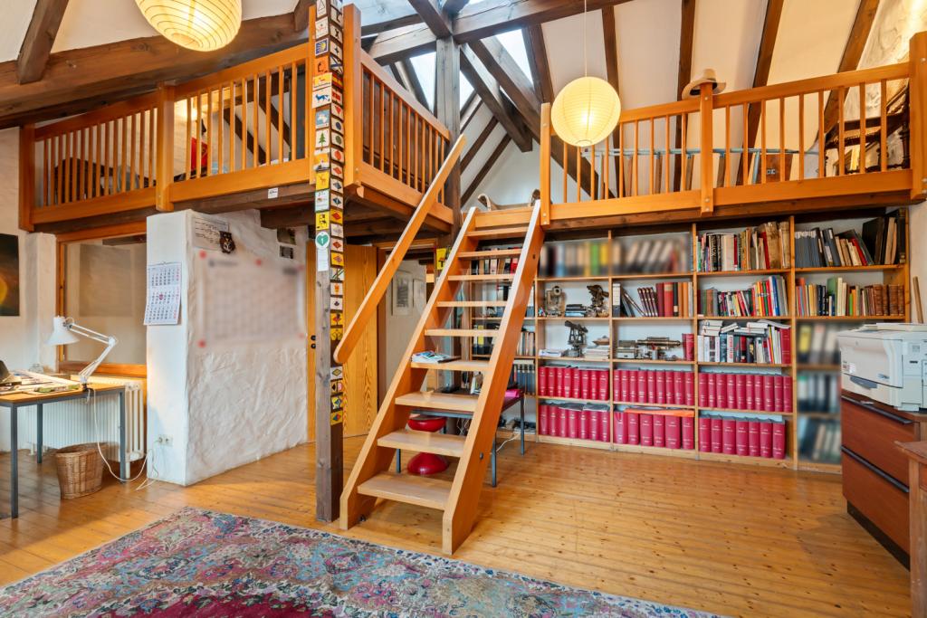 Büro im Dachgeschoss mit Gallerie