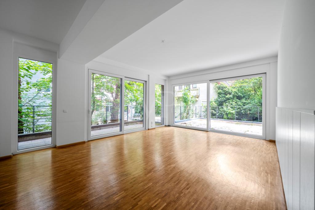 helles Wohnzimmer mit zwei Balkonen