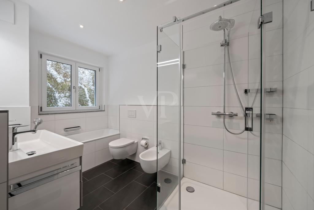 Tageslichtbadezimmer mit Wanne und Dusche