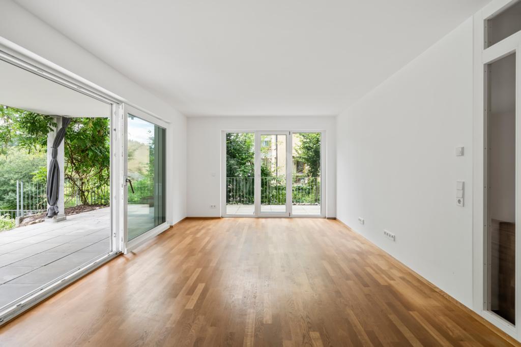 offener Wohnbereich mit Zugang zur Terrasse