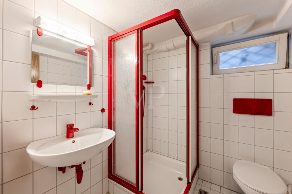 Badezimmer mit Tageslicht und Dusche im Untergeschoss