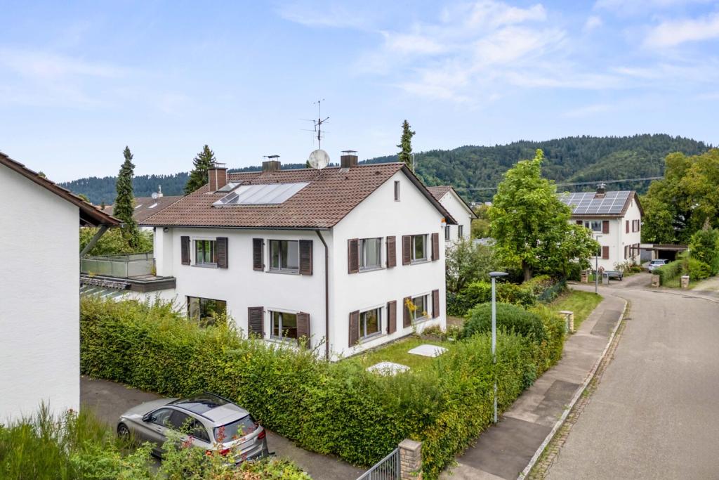 Blick von der Straßenseite auf das Haus 