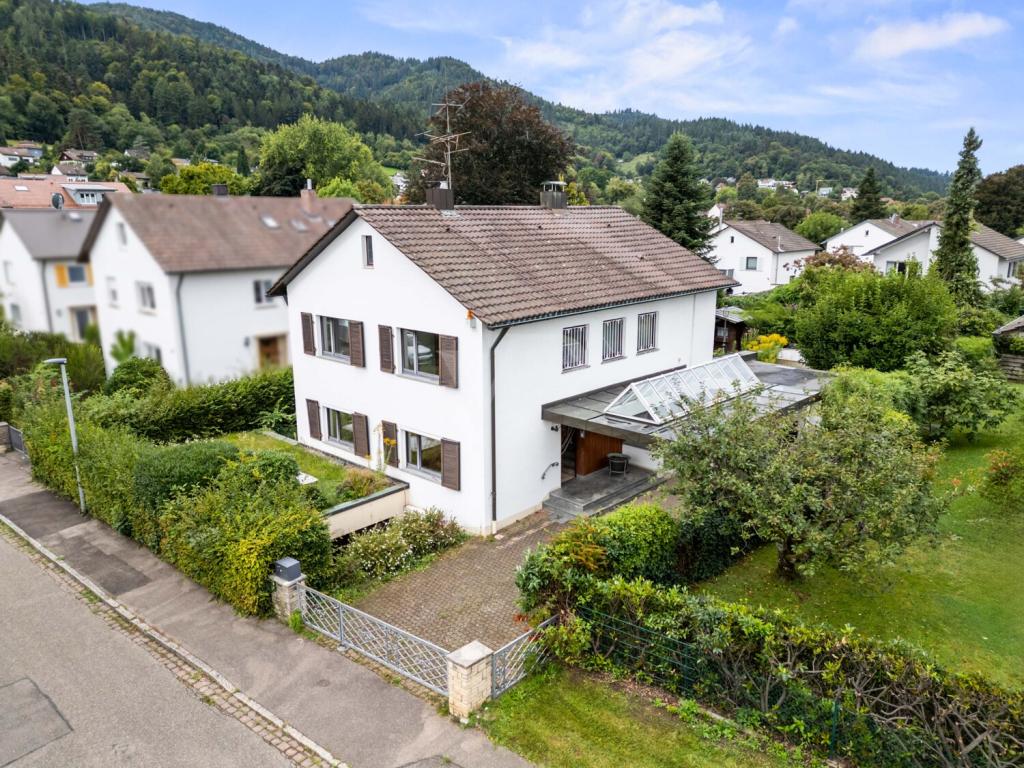 Blick von der Straßenseite auf das Haus 