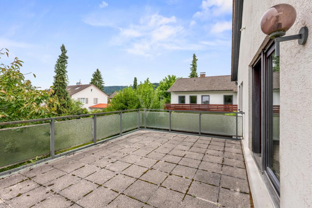 Großzügige Terrasse im Obergeschoss mit Blick in den Garten