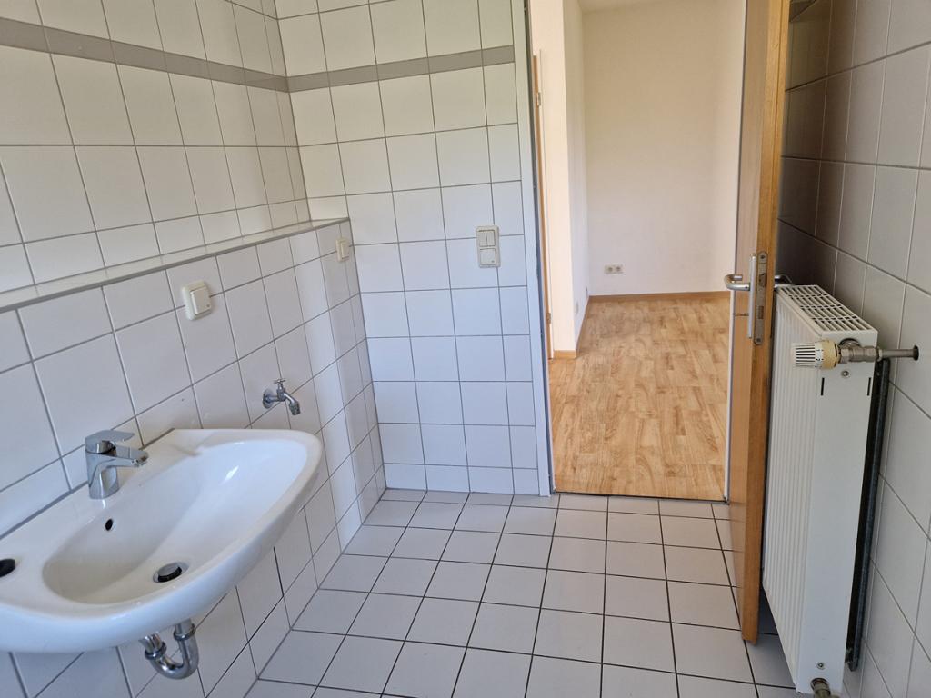 Charmante 2-Zimmerwohnung im Dachgeschoss eines Neubaues in südlicher idyllischer Stadtrandlage. - Photo 2