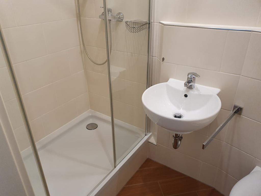Helle 2-RW mit modernem Duschbad im 3.OG eines Gründerzeithauses in Gera-Debschwitz zu vermieten. - Photo 2