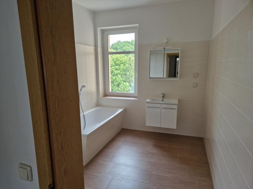 Bad mit Fenster.jpg