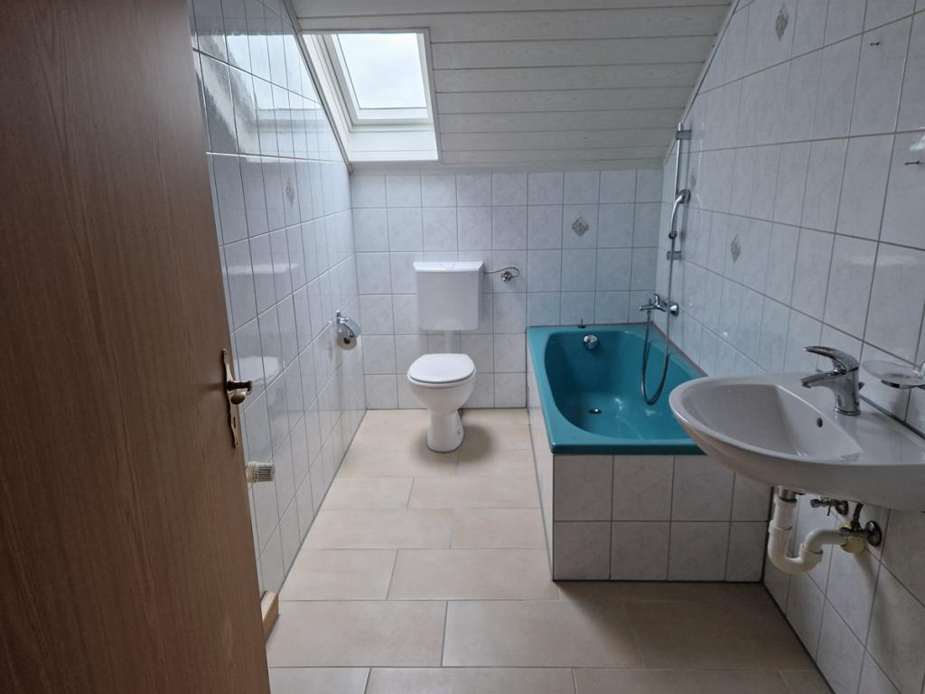 Gemütliche, sanierte & größere 2-Zimmerwohnung im Dachgeschoss eines Vierfamilienhauses zu vermieten! - Photo 4